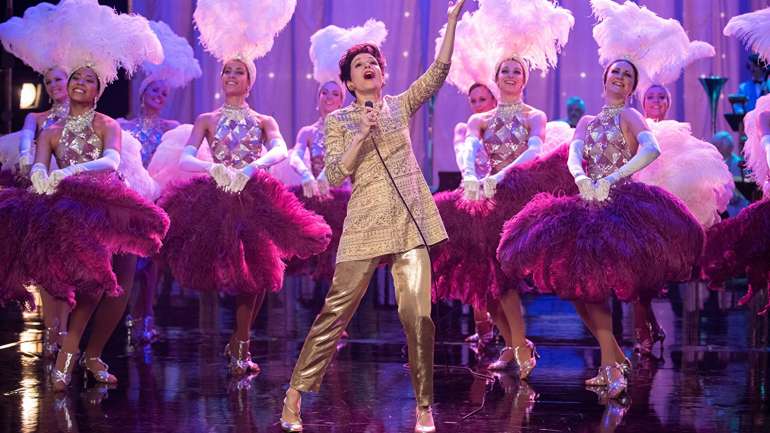 Renée Zellweger na pele de Judy Garland em "Judy", de Rupert Goold