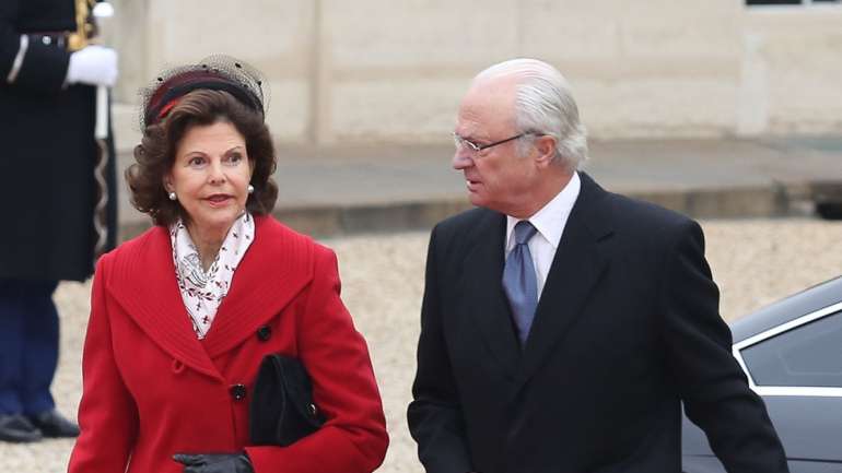 A decisão do Rei Carl Gustaf, aqui ao lado da Rainha sueca Silvia, permitirá reduzir os impostos pagos pelos contribuintes à Casa Real do país
