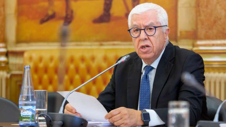 Teixeira dos Santos foi ministro das Finanças de um Governo PS, liderado pelo então primeiro-ministro José Sócrates
