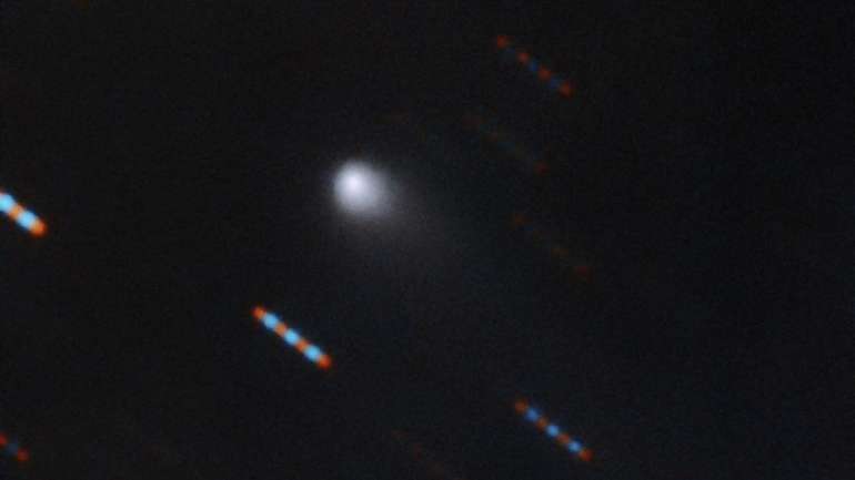 O cometa "2I/Borisov" é formado por poeira ligeiramente avermelhada, na cauda, tendo o seu núcleo sólido cerca de um quilómetro de diâmetro