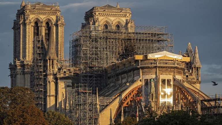 O andaime torcido e derretido no topo da catedral de Notre-Dame será removido "nas próximas semanas"