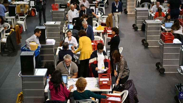 Contagem dos votos das eleições legislativas de 6 de outubro dos dois círculos da emigração que irão eleger 4 deputados realizada no Pavilhão do Casal Vistoso, Lisboa, 16 de outubro de 2019.  LUÍS RUIVO/LUSA