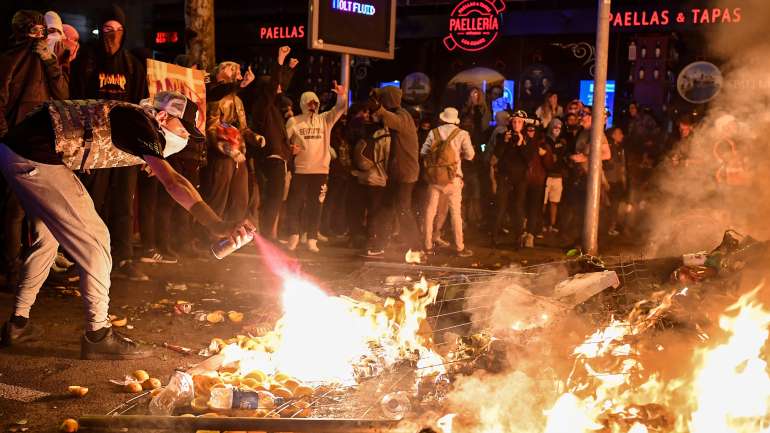 Os manifestantes montaram barricadas e incendiaram uma delas, seguindo-se uma carga policial