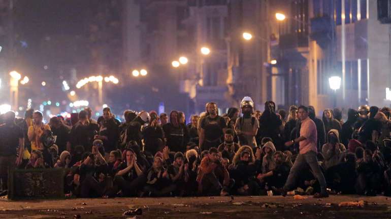 Manifestantes independentistas montaram um cordão humano para conter a violência