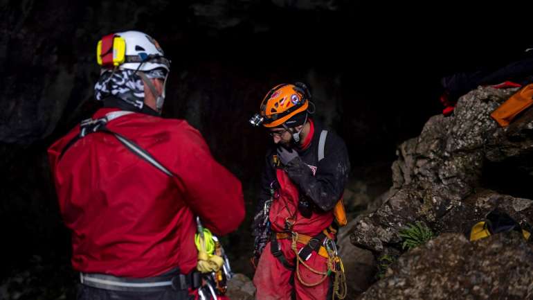 Estas grutas formam-se à medida que a água cava as rochas calcárias nas montanhas