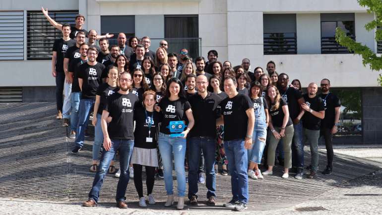Daniela Braga com a equipa da DefinedCrowd dos escritórios de Lisboa
