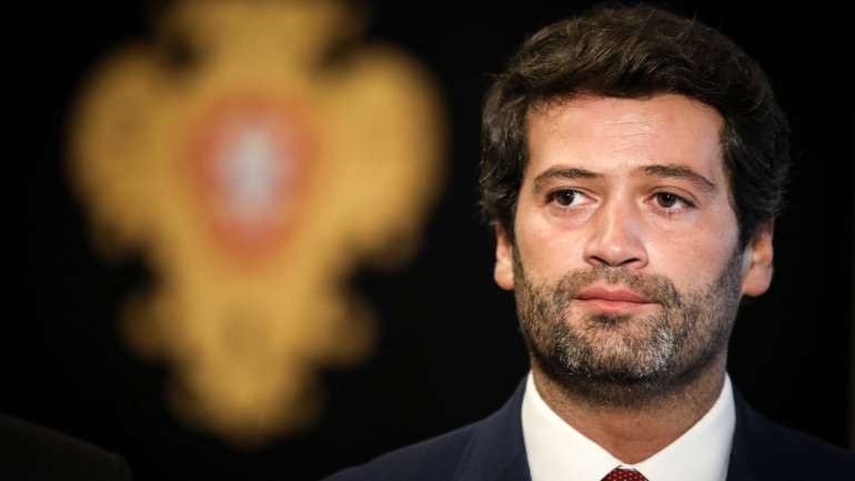 André Ventura, o único deputado eleito pelo Chega, tem de dar passagem aos centristas cada vez que quiserem passar para ocupar os seu lugares
