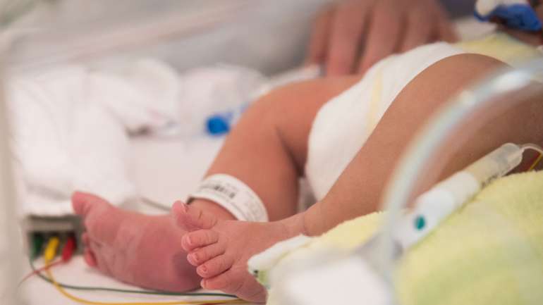 Bebé nasceu em 2007 com graves problemas de saúde por ter ficado asfixiada no interior da barriga da mãe. Morreu seis meses depois