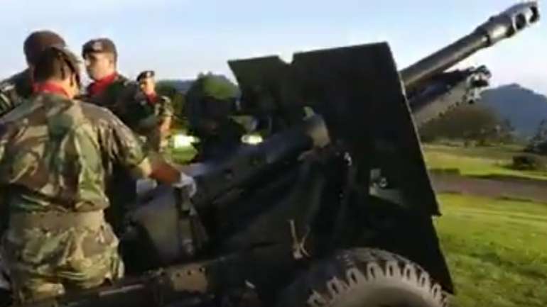 Além do uso de artilharia, o major-general utilizou também militares fardados em cerimónia