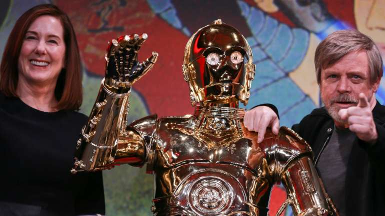 Kathleen Kennedy com Mark Hammil, o ator que faz de Luke Skywalker, e o andróide C-3PO