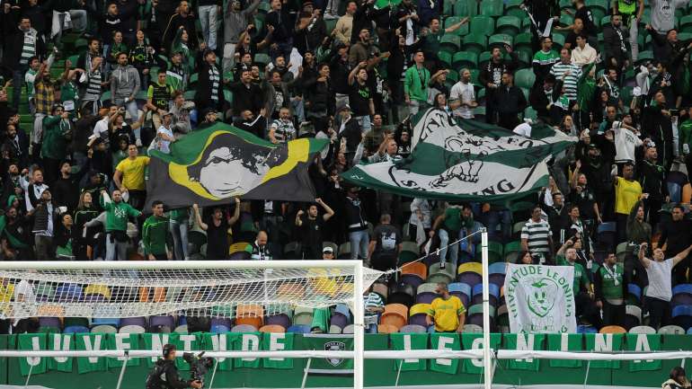 Juventude Leonina fez uma "tarja" de t-shirts, conseguiu ainda fazer entrar uma bandeira, apoiou a equipa e criticou Varandas no final