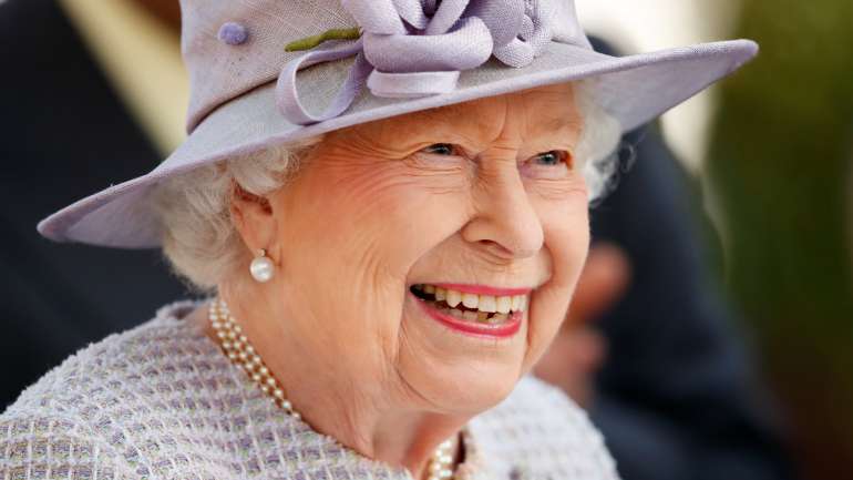 Do cumprimento caloroso a Michelle Obama à impagável deixa nos Olímpicos de 2012, a autora de "The Other Side of the Coin" partilha momentos com a rainha
