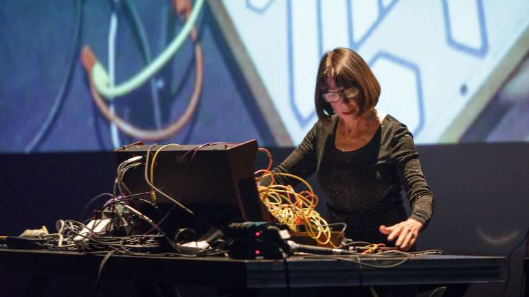 Suzanne Ciani nasceu em junho de 1946 no estado americano do Indiana: "Acho que até para o público é difícil perceber o que se passa quando estou a toca, mas isso interessa?"