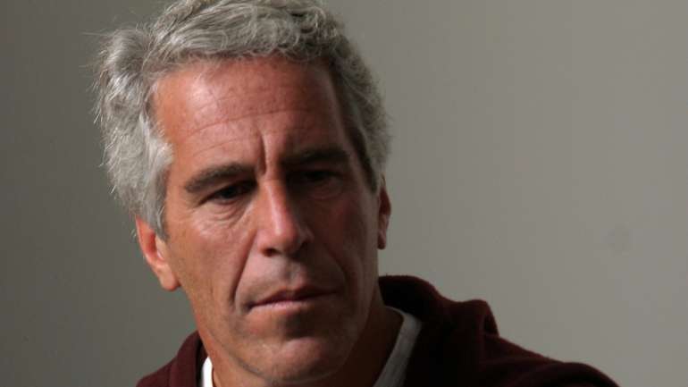Jeffrey Epstein, de 66 anos, foi encontrado morto na sua cela a 10 de agosto com marcas no pescoço e em “posição fetal” por um guarda na prisão de Nova Iorque
