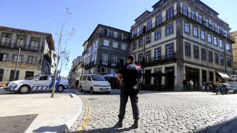 A operação policial visou um conjunto de indivíduos que de forma organizada se dedicavam à venda direta de estupefacientes