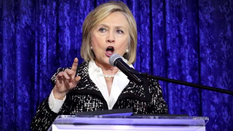 Hillary Clinton critica a decisão do Facebook de não intervir no debate político, permitindo aos partidos que publiquem informações erradas