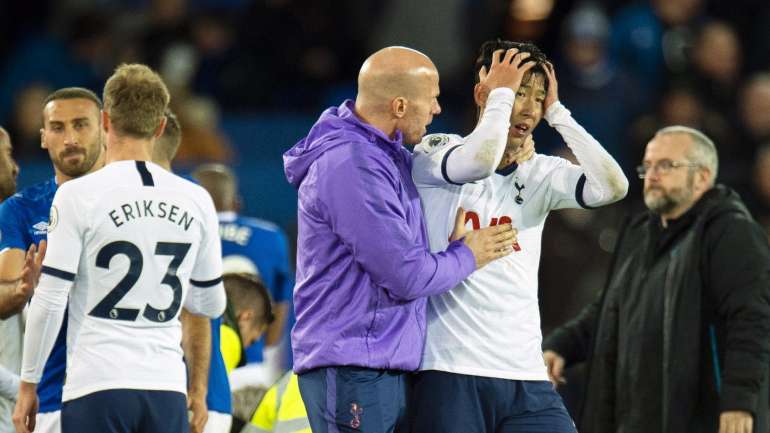 André Gomes foi derrubado por Son , acabando por torcer o tornozelo direito no momento em que apoiou a perna no chão, um lance em que o árbitro Martin Atinkson sancionou o jogador asiático com cartão vermelho