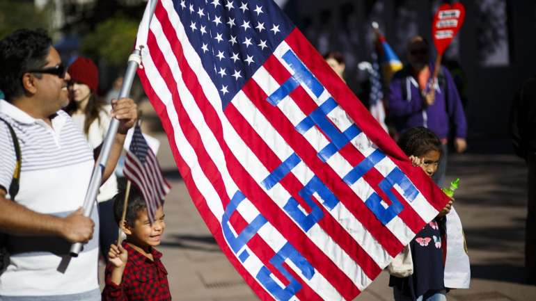 Os estados da Virgínia e do Kentucky passaram para controlo da oposição de Donald Trump.