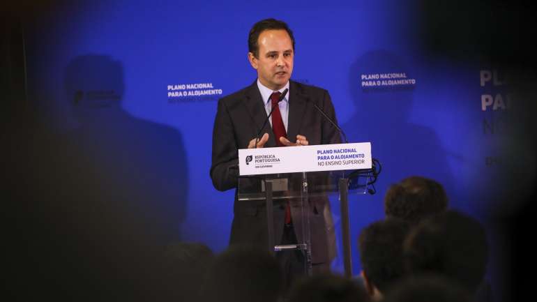 No domingo à noite, o comentador político Marques Mendes avançou um rumor de que Fernando Medina poderia vir a ser o sucessor de Mário Centeno, atual Ministro das Finanças