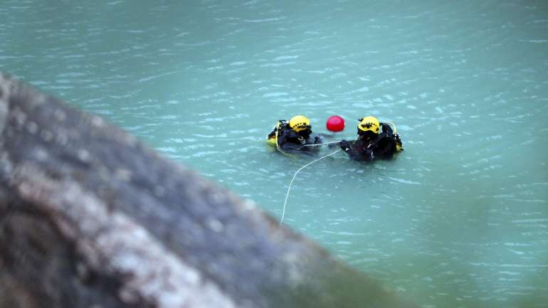 O homem de 51 anos caiu na pedreira, junto com a máquina que manobrava, quando estava a descarregar pedra