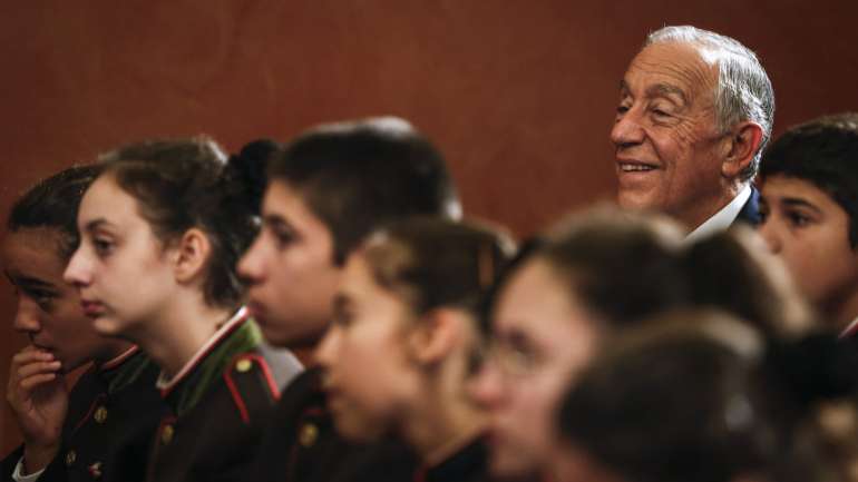 Marcelo Rebelo de Sousa estará acompanhado pela secretária de Estado dos Assuntos Europeus, Ana Paula Zacarias, e pelos deputados à Assembleia da República Jorge Lacão, do PS, Adão Silva, do PSD, Bruno Dias, do PCP, e Ana Rita Bessa, do CDS-PP