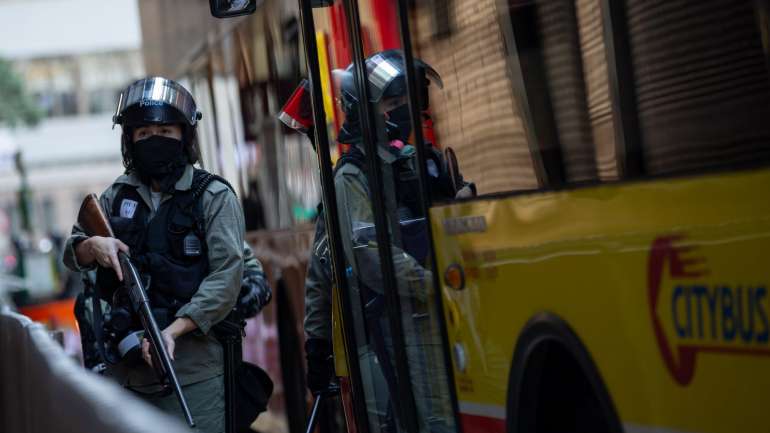 O jovem de 21 anos que foi baleado por um agente e o homem de 57 anos que foi incendiado durante uma discussão com manifestante continuam hospitalizados "em estado crítico"