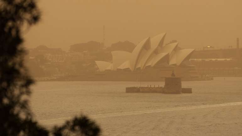 Os ventos fortes, as temperaturas altas e a vegetação seca têm dificultado o controlo dos incêndios