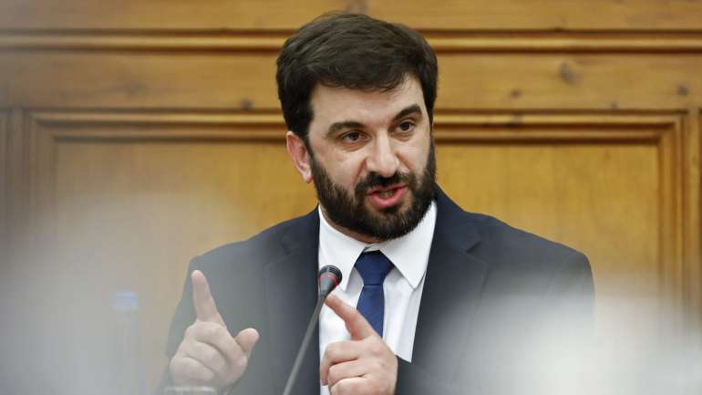 Nota do gabinete do ministro Tiago Brandão Rodrigues lembra que nos últimos três anos foram colocados 4 mil assistentes operacionais nas escolas