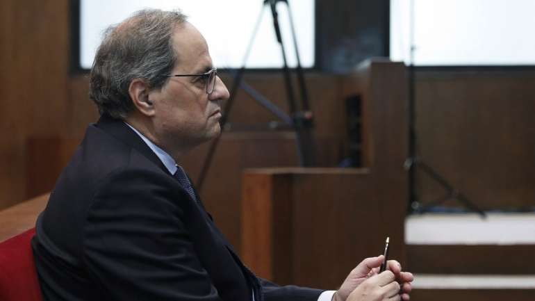 O presidente independentista do governo regional da Catalunha começou esta segunda-feira a ser julgado por desobediência, por se ter recusado a retirar os símbolos separatistas dos edifícios públicos nas eleições legislativas de abril passado