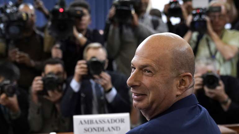 O embaixador dos Estados Unidos para a União Europeia, George Sondland, no início da audição desta quarta-feira