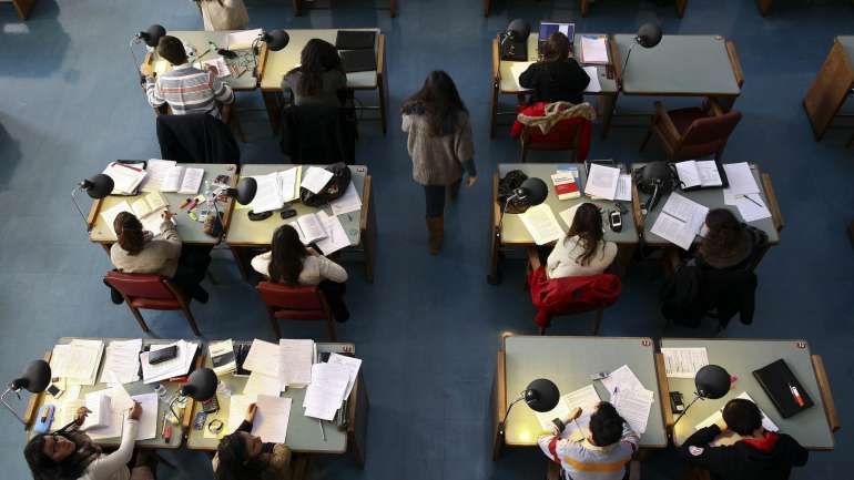 A proposta chegou a estar desenhada, mas por se aproximar o período de candidaturas ao ensino superior e o fim da legislatura foi adiada