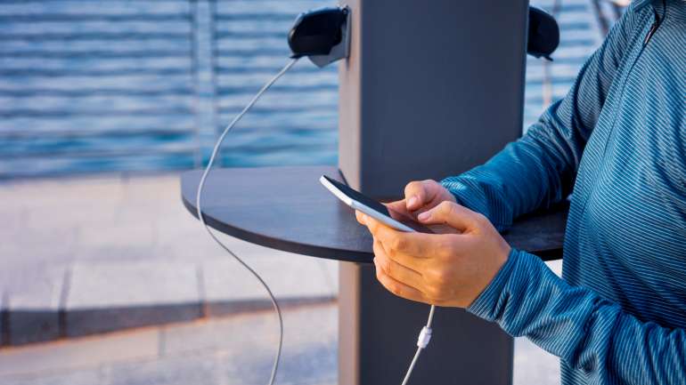 Os hackers utilizam estas tomadas para inserir malware nos smartphones