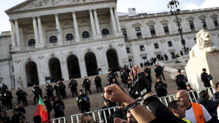 A manifestação das forças de segurança decorreu sem qualquer incidente, terminando no Terreiro do Paço, à luz das velas
