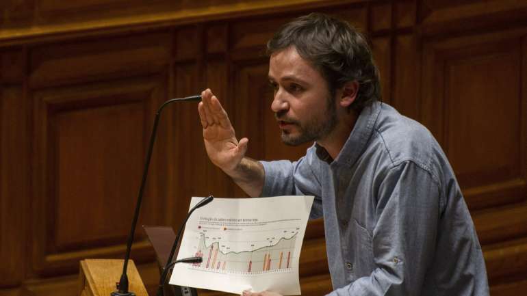José Soeiro responsabilizou, em particular, o ministro das Finanças, Mário Centeno, que disse ter na sua secretária “centenas de processo homologados”