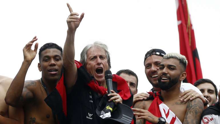 Jorge Jesus liderou Flamengo em campo, Jorge Jesus também soube liderar o Flamengo fora dele (e cantou e dançou com os jogadores no cortejo)