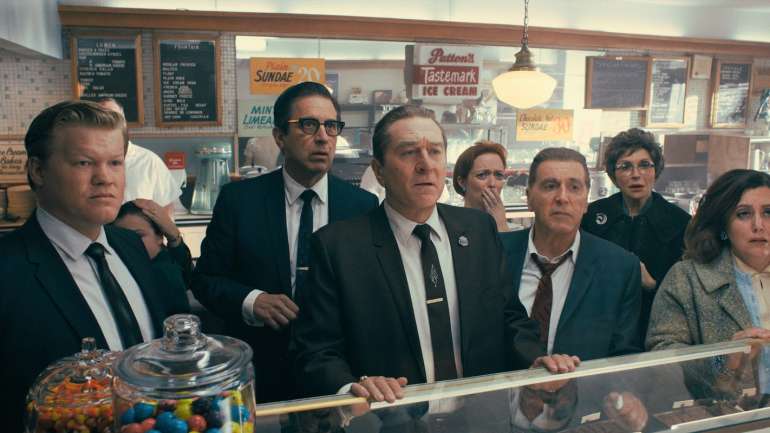Ao centro, Robert de Niro e Al Pacino, os protagonistas de "O Irlandês", que será estreia exclusiva Netflix, já esta quarta-feira, dia 27 de novembro
