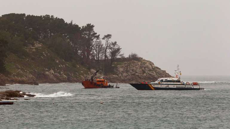 A Guardia Civil que coordena a retirada da embarcação decidiu interromper os trabalhos na segunda-feira à noite por recear que o casco do "narcosubmarino" se pudesse partir