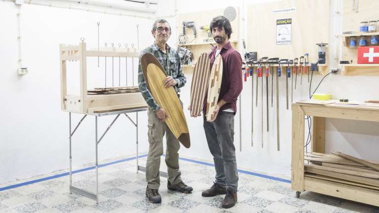 O legado persiste no lugar 01 dos Ateliers da Penha, em Lisboa, as oficinas de cowork na Penha de França onde António e o filho Gonçalo trabalham a madeira