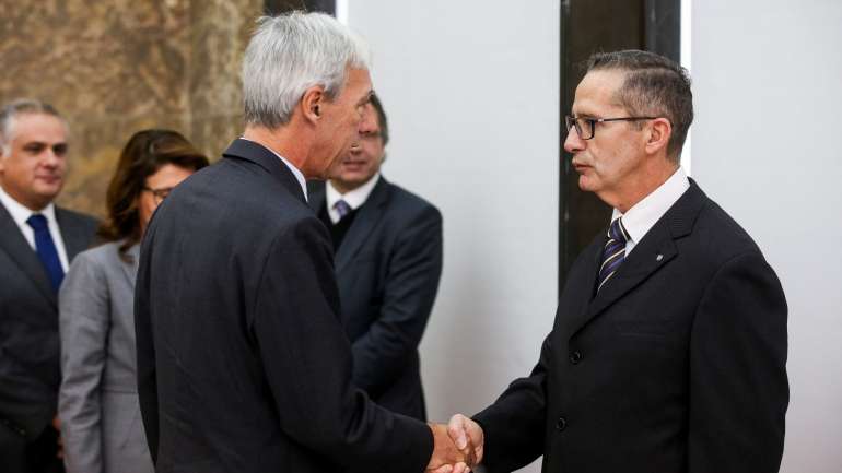 João Gomes Cravinho discursava na tomada de posse, na sede do Ministério da Defesa Nacional, em Lisboa, de Paulo Isabel para diretor-geral da Polícia Judiciária Militar