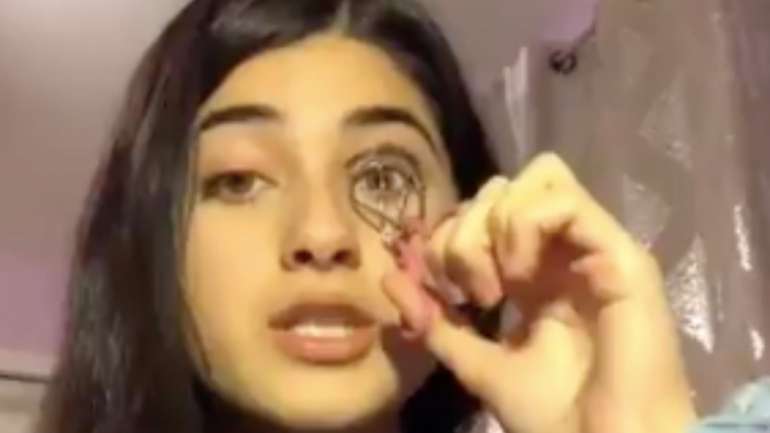 Captura de imagem do vídeo viral onde Feroza Aziz usa maquilhagem para falar da situação dos Uyghur