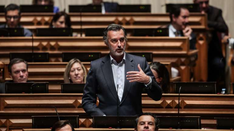 "Os trabalhadores veem plasmado nos seus recibos de vencimentos um desconto para a Segurança Social de apenas 11%", criticou João Cotrim Figueiredo