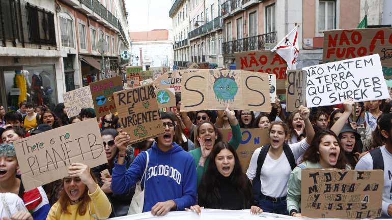 Mas também há ativistas mais velhos, como Deolinda Peralta, que voltou a trocar o conforto de sua casa pelas ruas de Lisboa para exigir medidas.