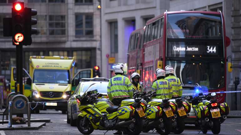A polícia londrina foi chamada para responder a um esfaqueamento na London Bridge às 13h58