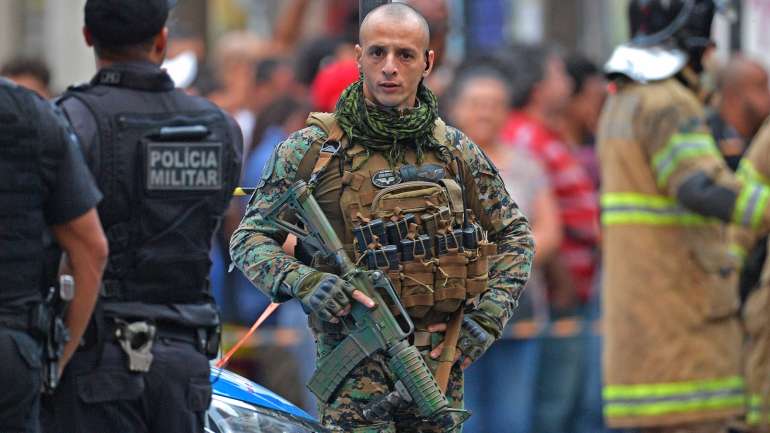 A polícia diz que foi atacada a tiro por uma dupla que circulava de mota e fugiu para a festa