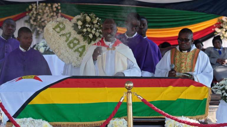 Mugabe deixou ainda uma quinta, dez carros e 11 hectares de terra que incluem um pomar na casa rural onde foi enterrado. Advogados afirmam que a lei estipula que a mulher e os filhos herdarão os bens