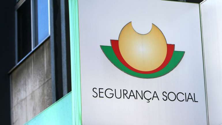 Segundo o Instituto da Segurança Social, 58,7% dos beneficiários (97.323) são do sexo feminino e 41,3% do masculino (68.593 beneficiários)