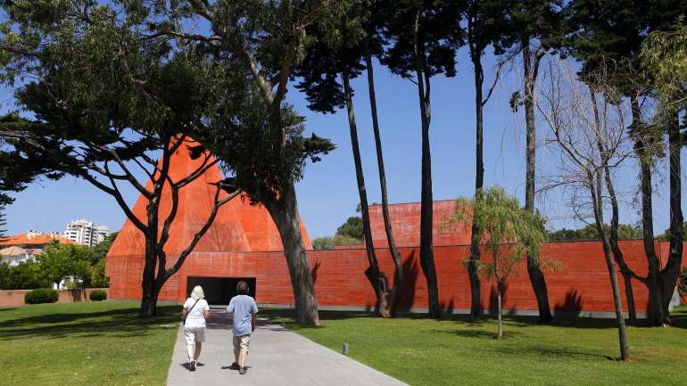 A mostra é composta por obras inéditas doadas pela artista à Casa das Histórias, abrangendo mais de 60 anos de produção