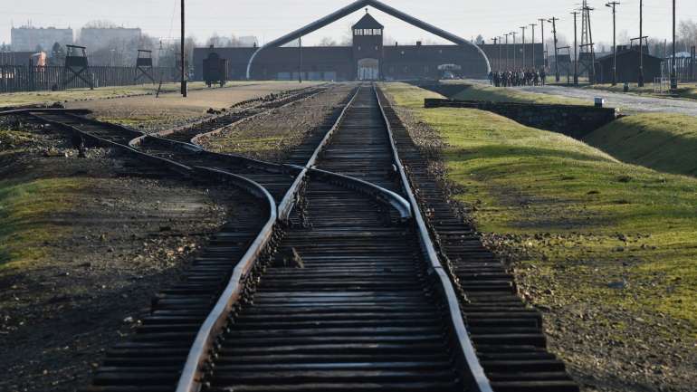 O primeiro-ministro polaco, o diretor do Conselho Central de Judeus da Alemanha, o diretor do Congresso Mundial de Judeus e um sobrevivente de Auschwitz vão acompanhar esta visita