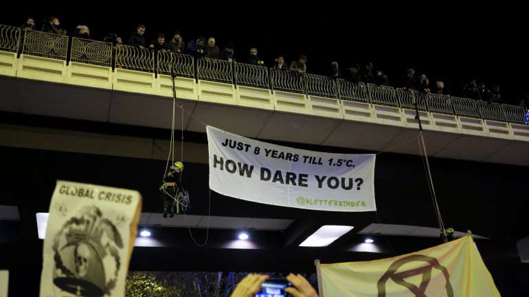 Os "meninos da escalada" ficaram pendurados na ponte para lançar uma tarja de protesto