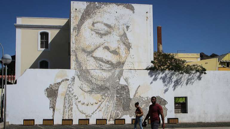 O mural está a mudar o centro da segunda maior cidade do país, terra de Cesária Évora.